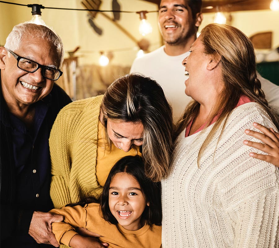 Familia tejana sonriendo y riendo